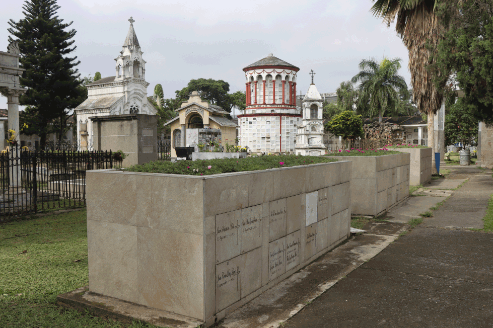 propiedades en camposanto metropolitano, jardineras cementerio central